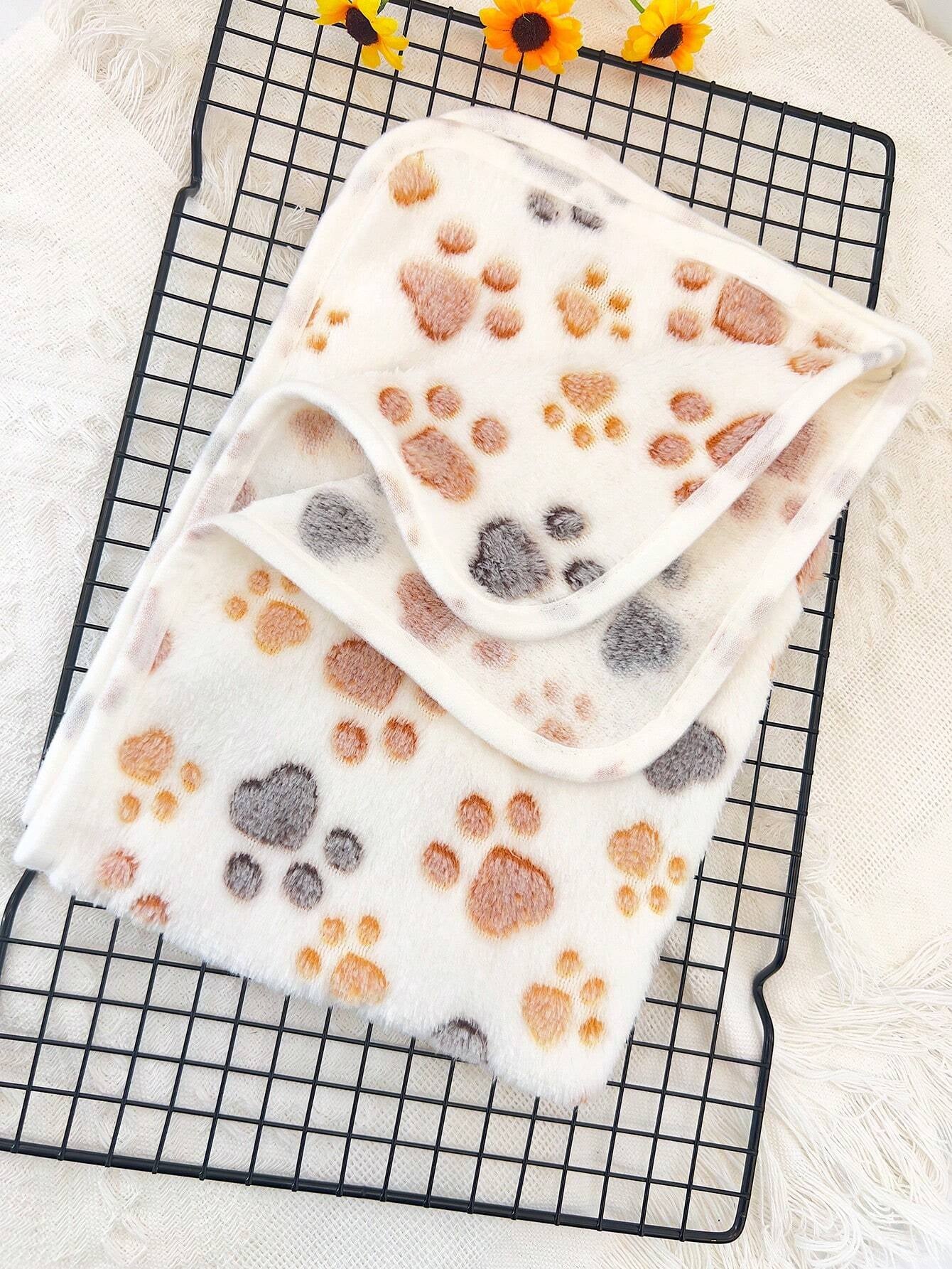 1Pc All Seasons Universal [Thin Style] Pet Paw Print Blanket Suitable for Medium & Small Cats & Dogs Sleeping Pad or Blanket, It Is Thin Though.